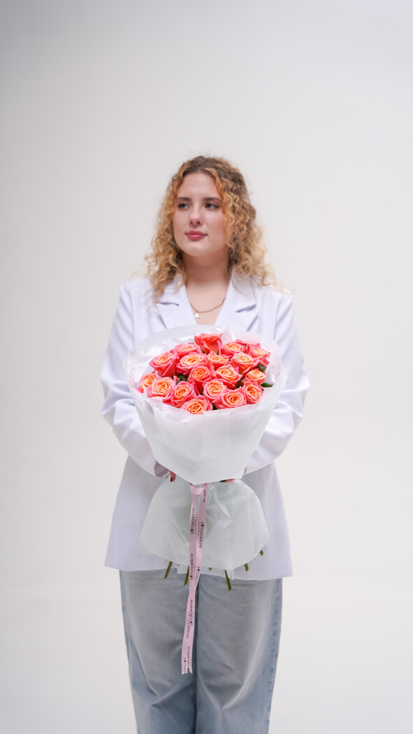 19 коралловых роз в оформлении №237
