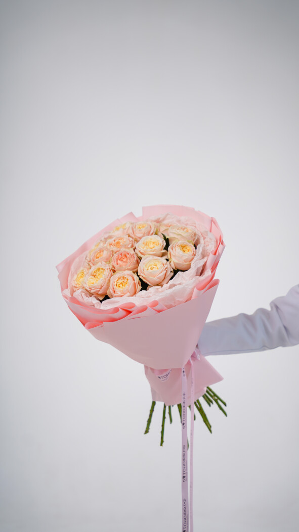 15 кремовых пионовидных роз в оформлении №3