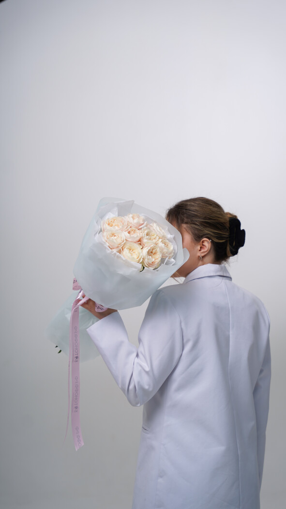 9 бледно-розовых пионовидных роз в оформлении №8