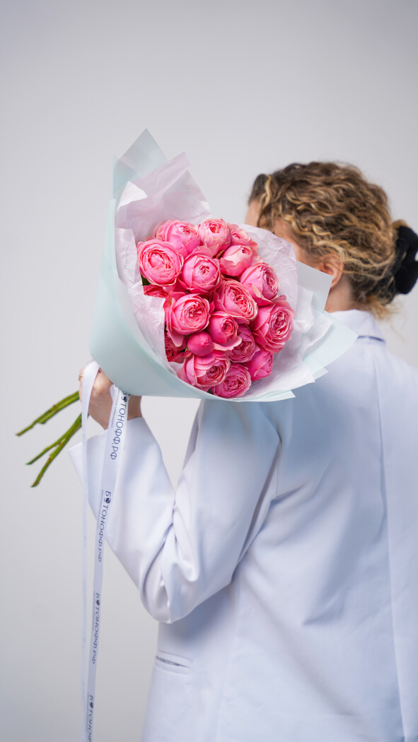 5 розовых кустовых роз в оформлении №25