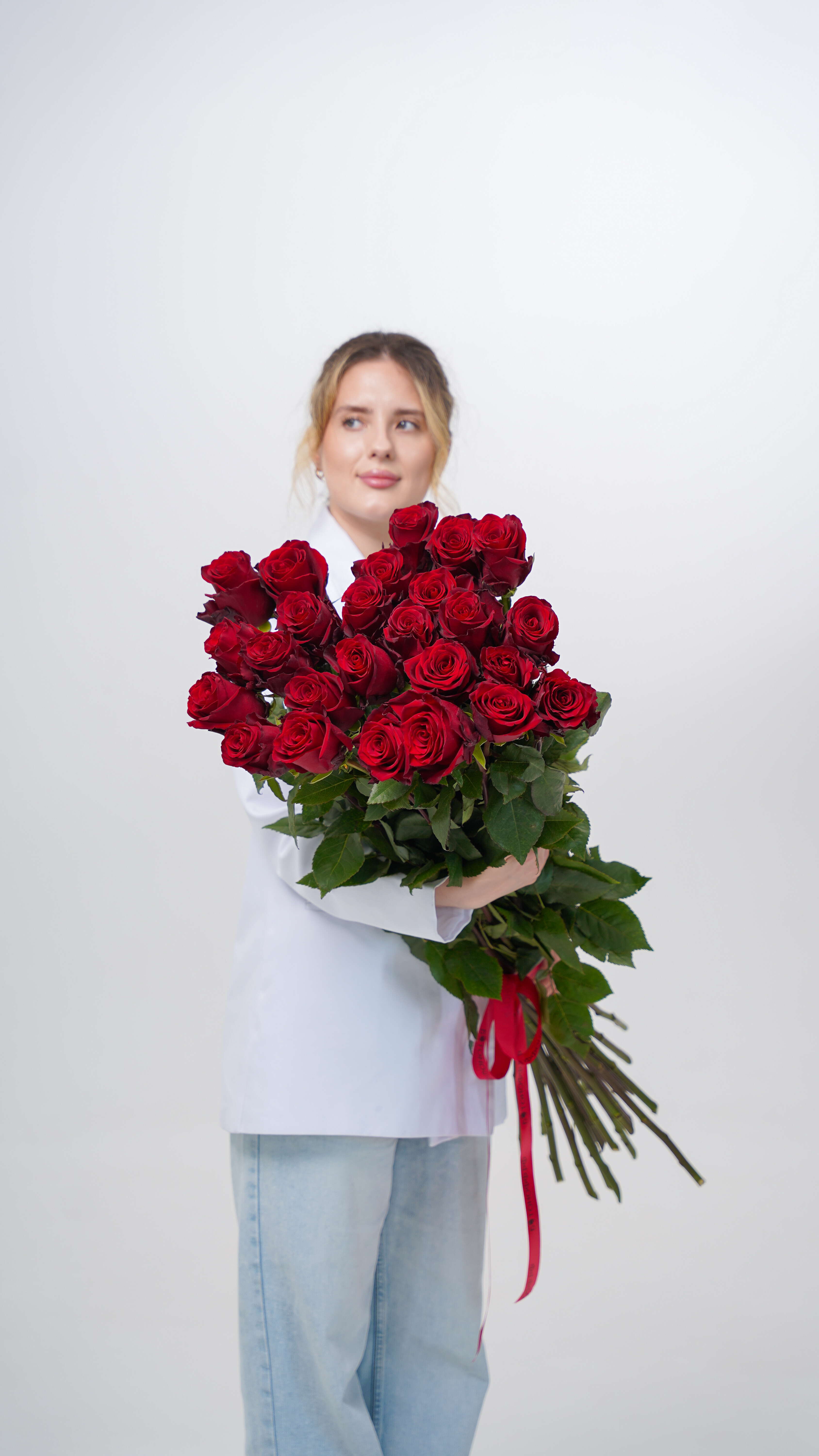 25 красных метровых роз под ленту №49 (tovar_49)