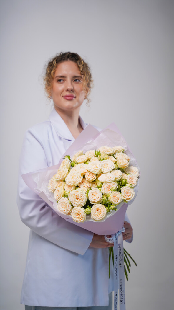 11 светло-розовых кустовых роз в оформлении №21