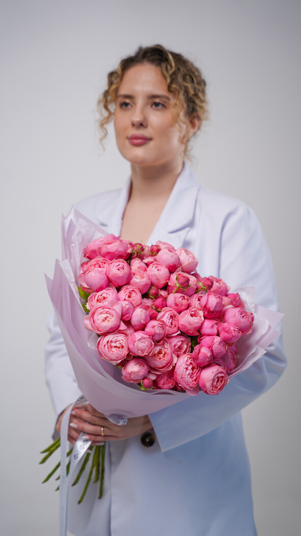 11 розовых кустовых роз в оформлении №27