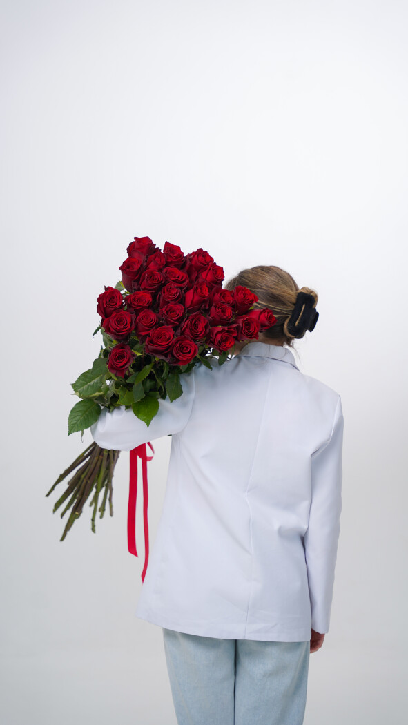 25 красных метровых роз под ленту №49