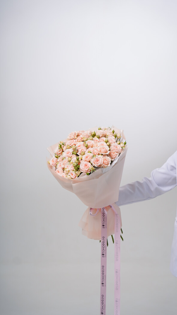 15 персиковых кустовых роз в оформлении №16