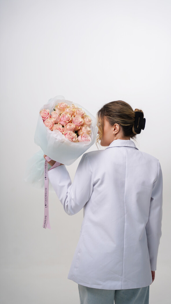 15 розовых роз в оформлении №60