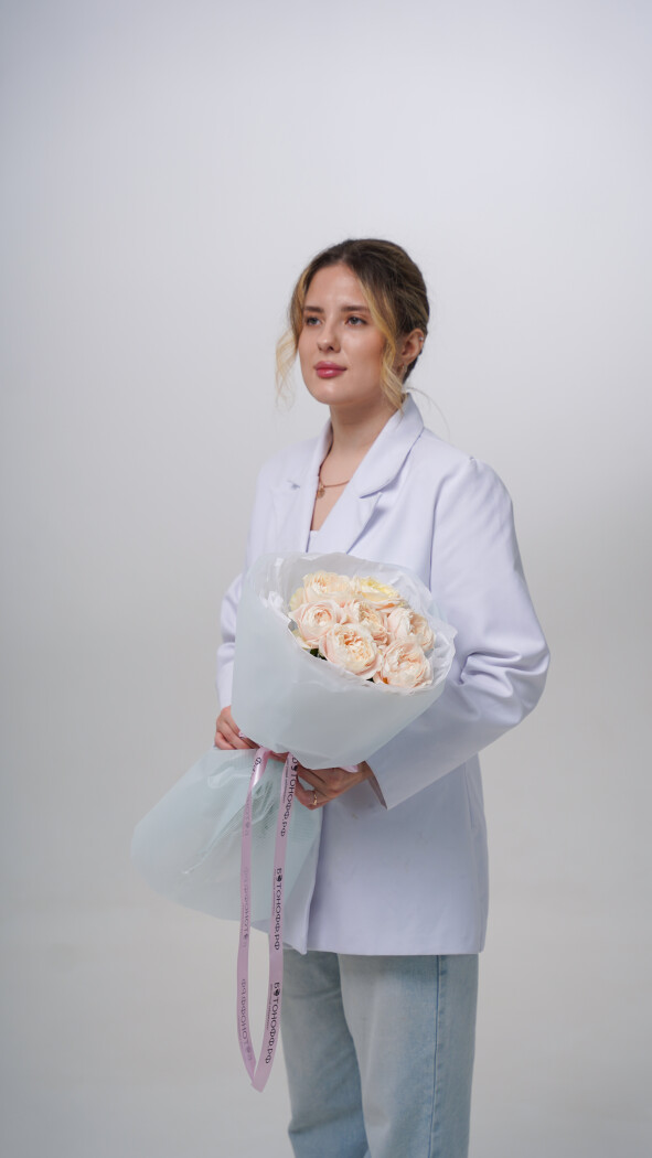 7 бледно-розовых пионовидных роз в оформлении №7