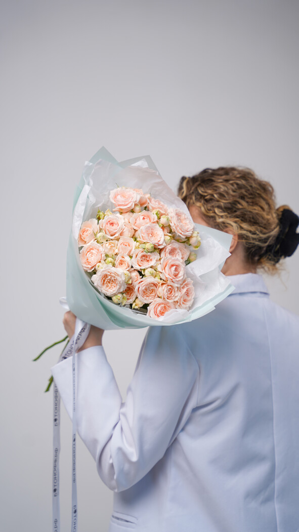 5 персиковых кустовых роз в оформлении №13