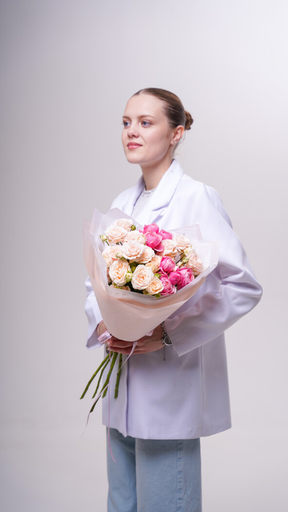 5 кустовых роз микс в оформлении №282