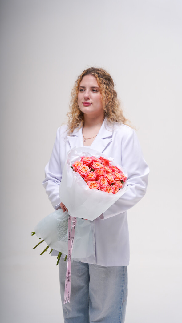 19 коралловых роз в оформлении №237