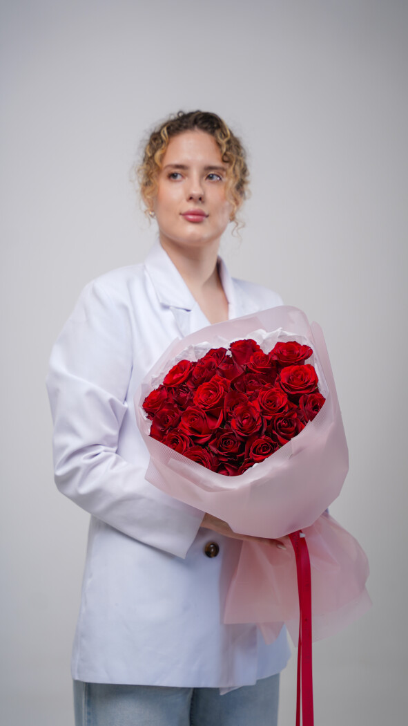 25 красных роз в оформлении №31