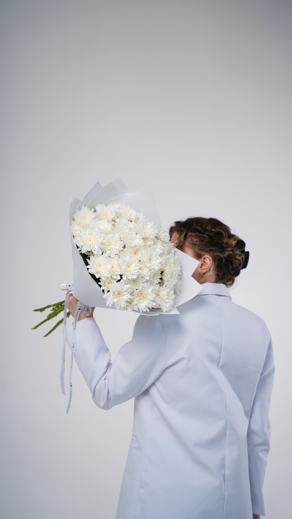 9 белых хризантем в оформлении №71