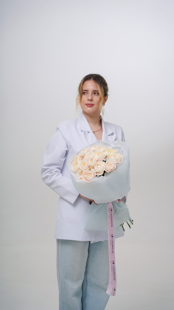 15 бледно-розовых пионовидных роз в оформлении №9