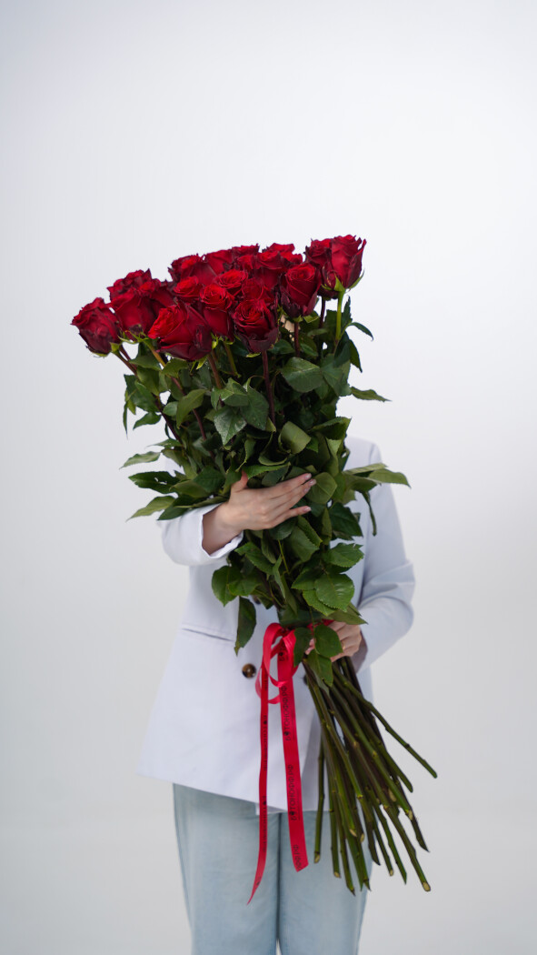 25 красных метровых роз под ленту №49