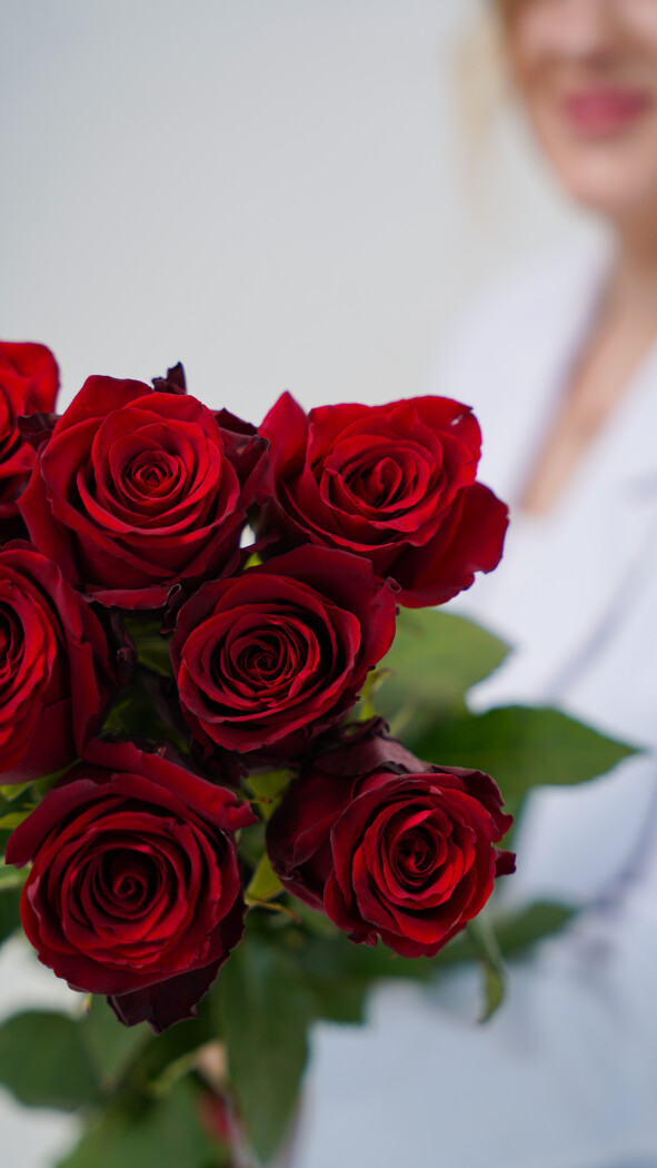 7 красных метровых роз под ленту №46