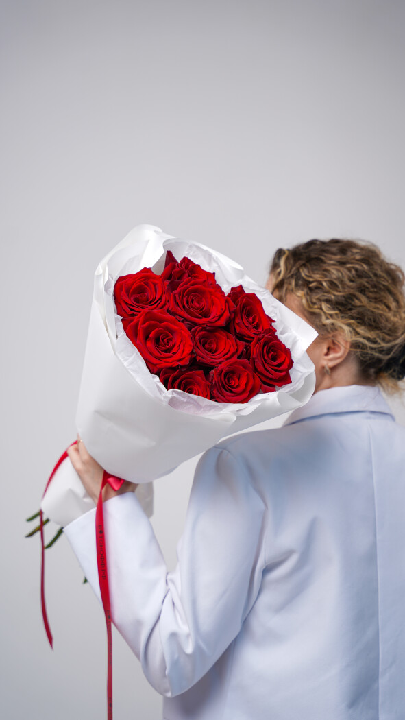 9 красных роз в оформлении №41