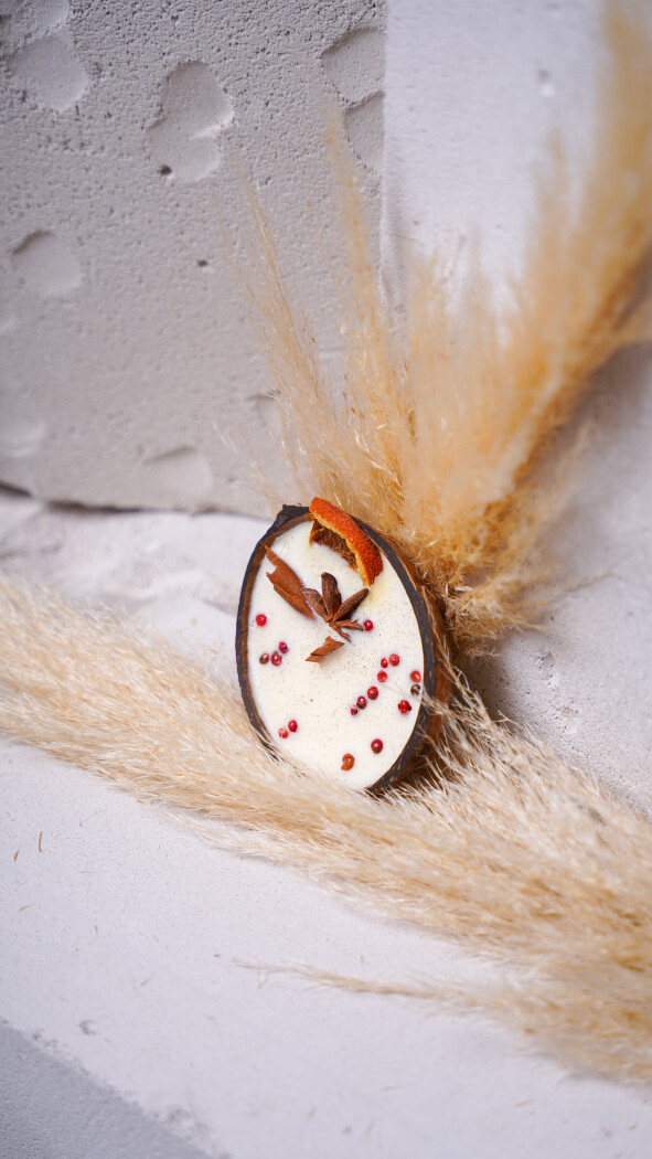 Ароматическая свеча в кокосе