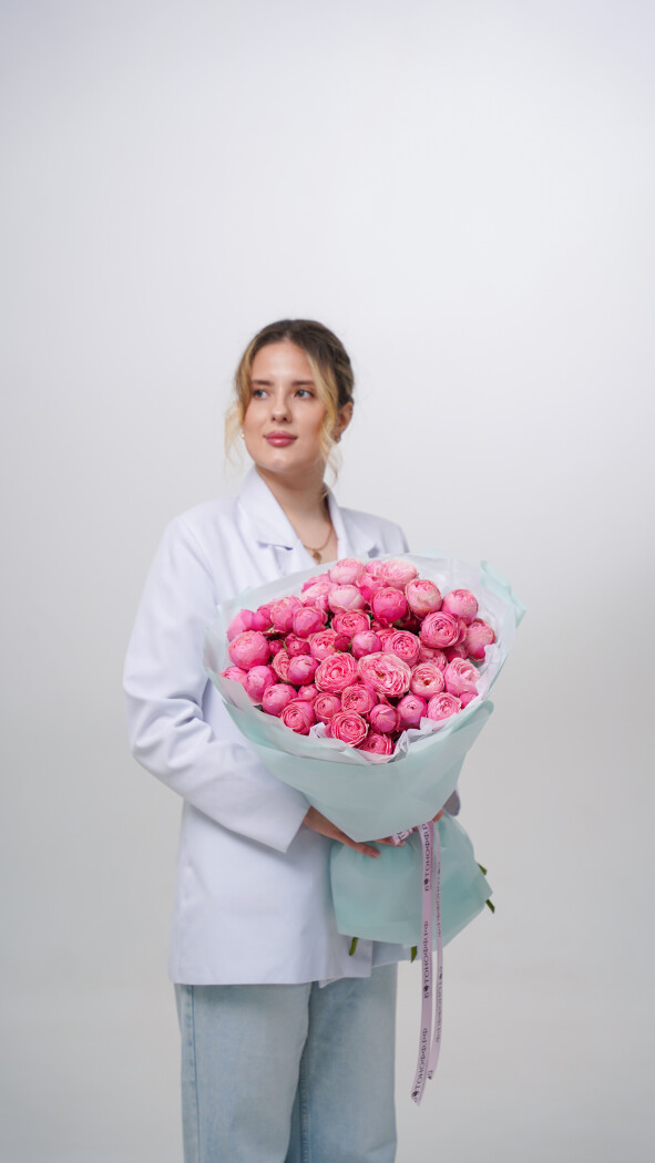 15 розовых кустовых роз в оформлении №28