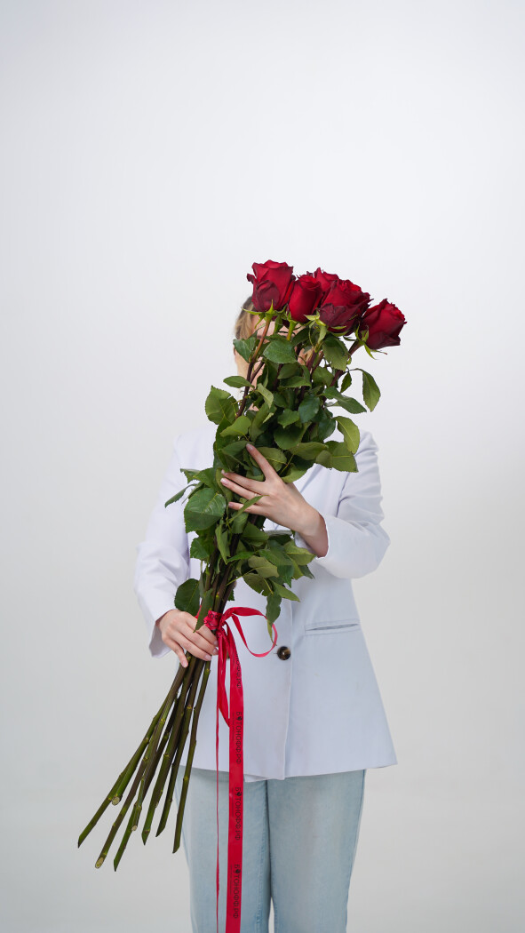 9 красных метровых роз под ленту №47