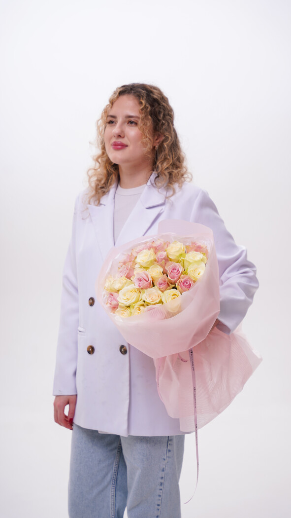 25 роз микс в оформлении №330
