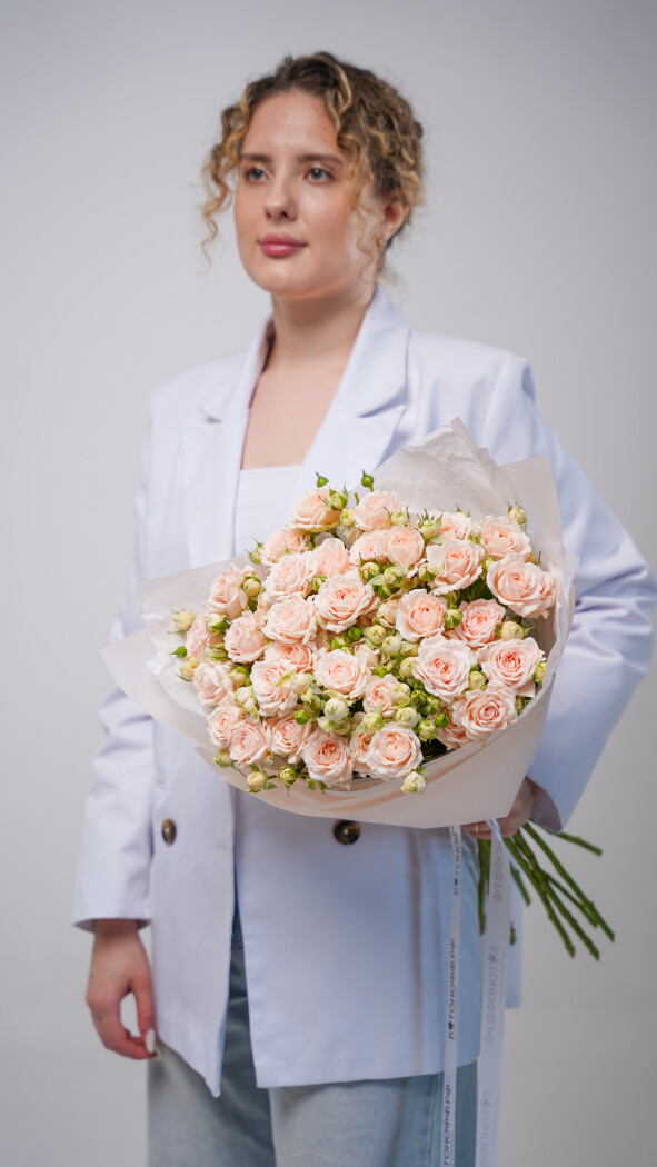 9 персиковых кустовых роз в оформлении №14