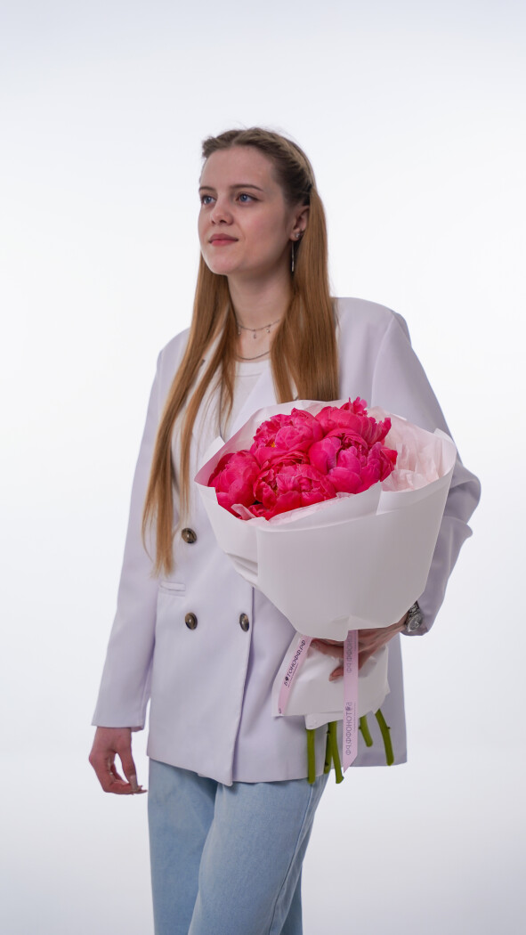 5 коралловых пионов в оформлении №133