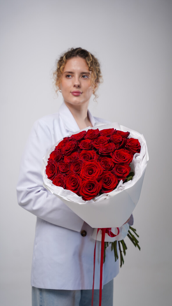 25 красных роз в оформлении №43