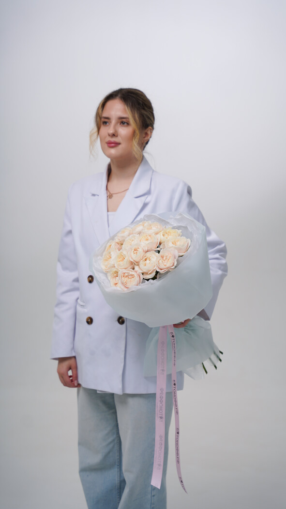 15 бледно-розовых пионовидных роз в оформлении №9