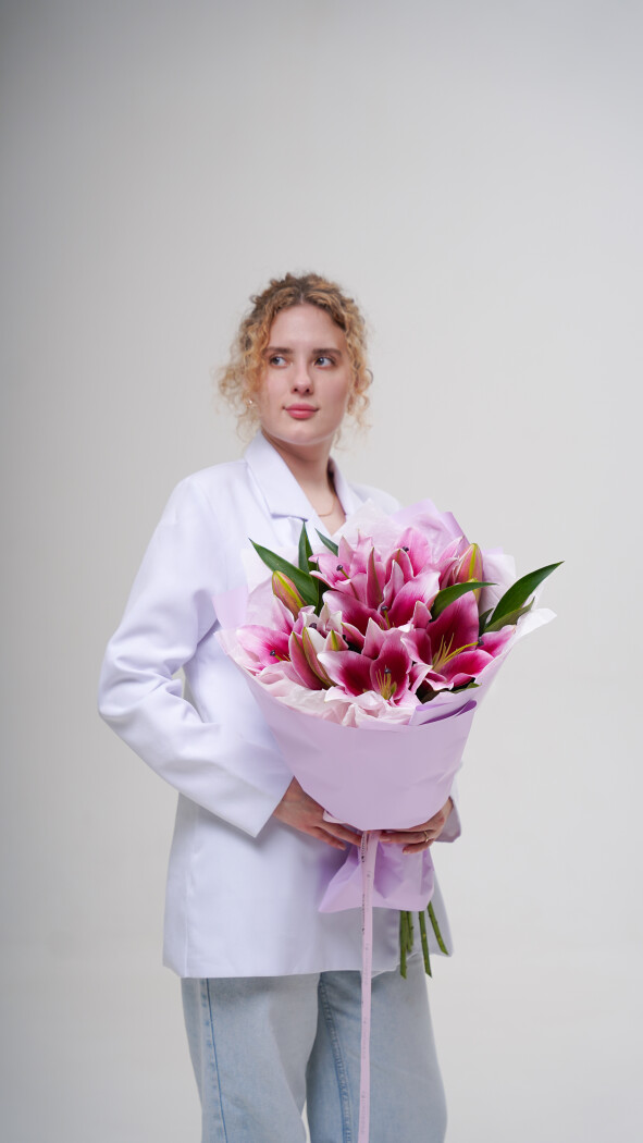 5 розовых лилий в оформлении №180