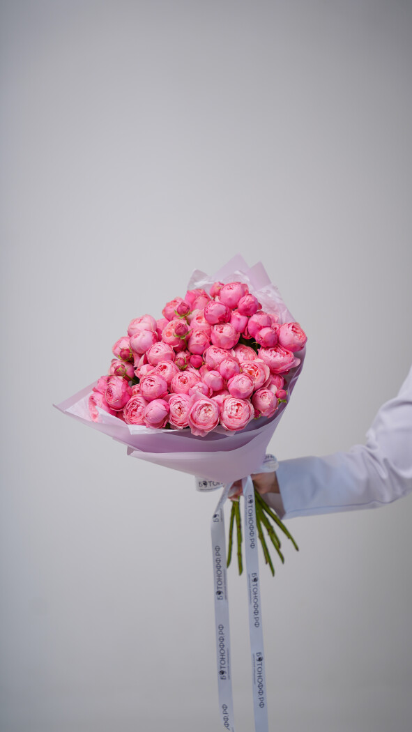 11 розовых кустовых роз в оформлении №27