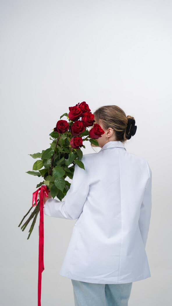 7 красных метровых роз под ленту №46