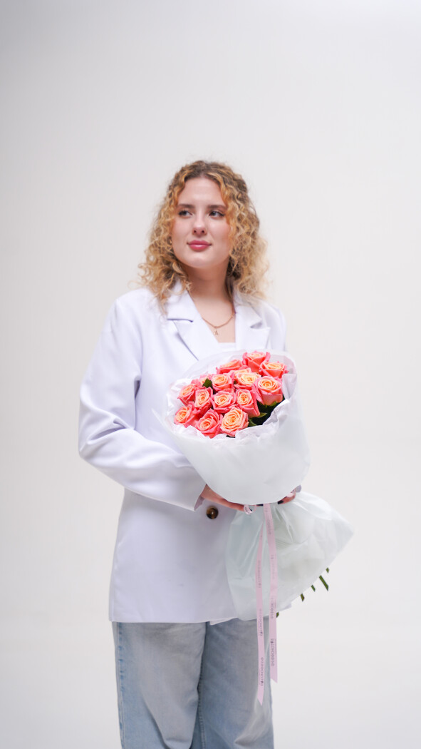 15 коралловых роз в оформлении №235