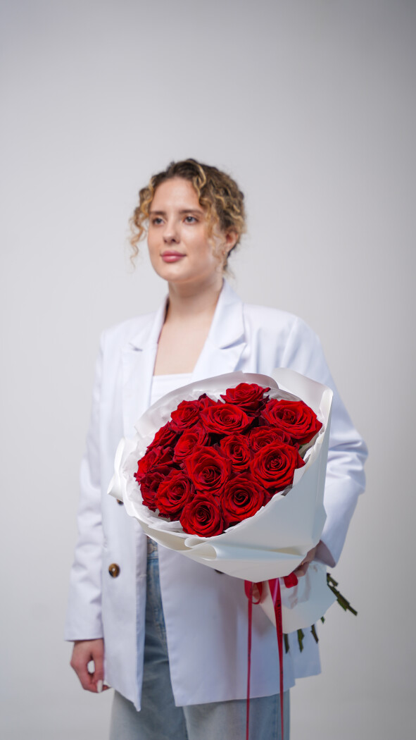 15 красных роз в оформлении №42