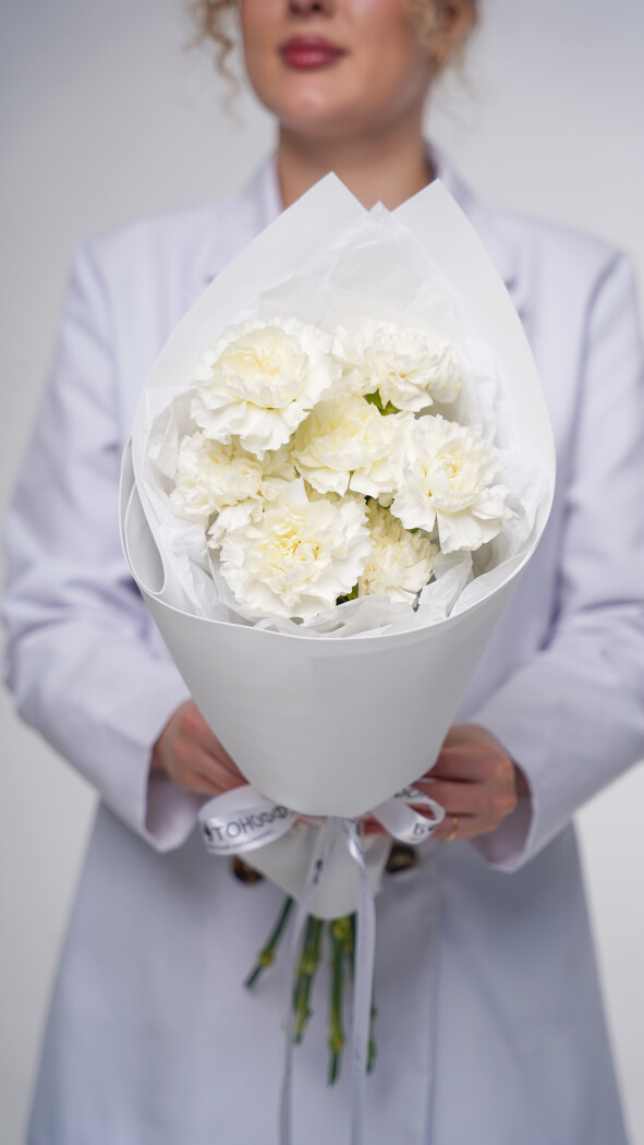 11 белых диантусов в оформлении №102