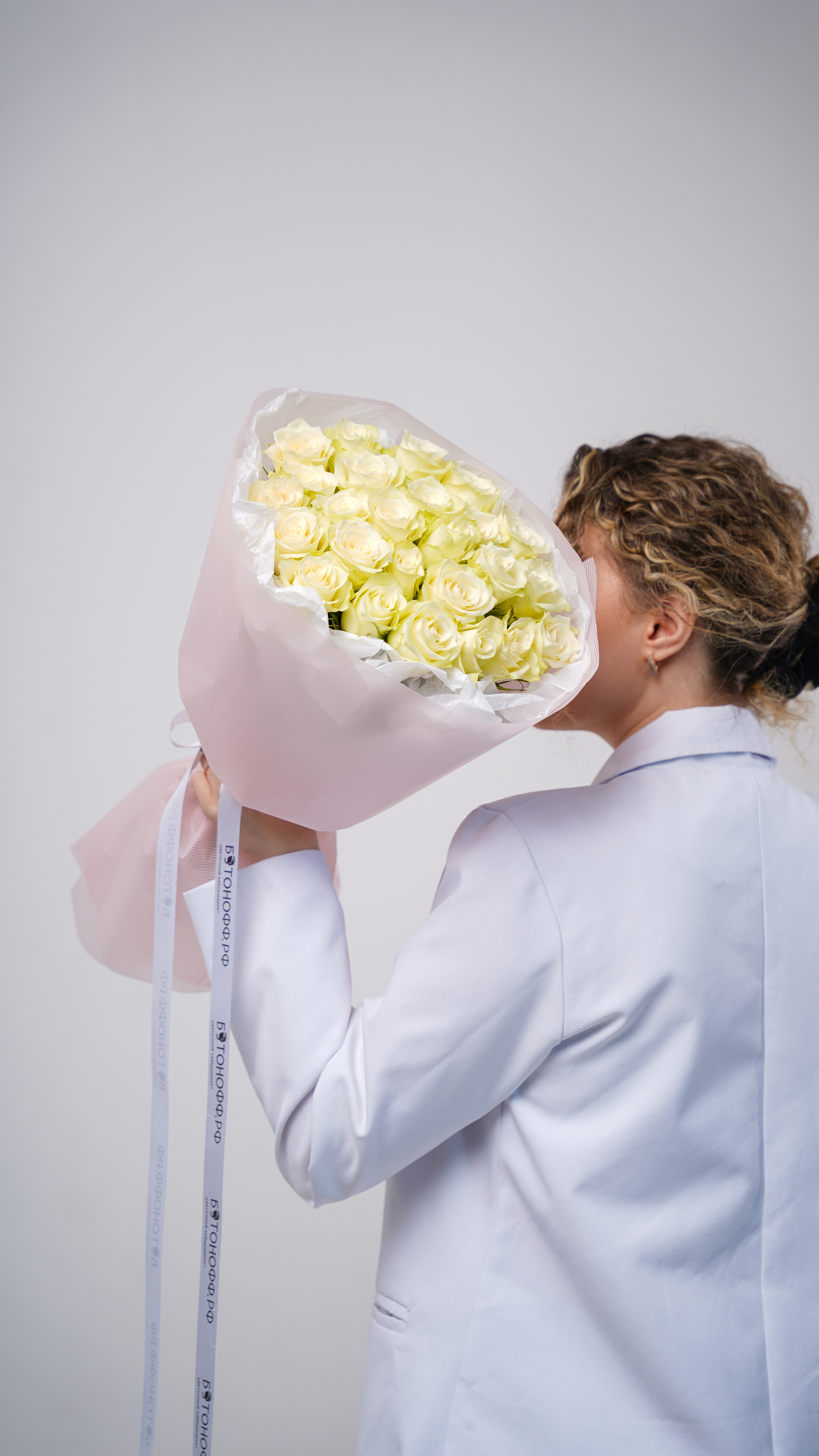 25 белых роз в оформлении №34