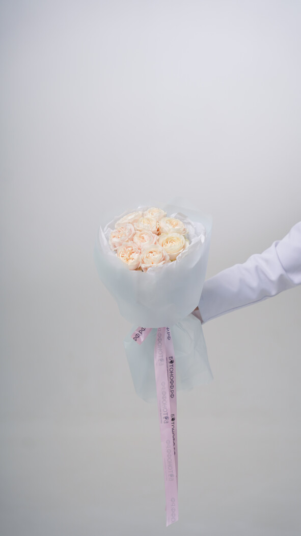 9 бледно-розовых пионовидных роз в оформлении №8