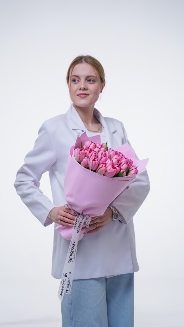 35 розовых тюльпанов в оформлении №380