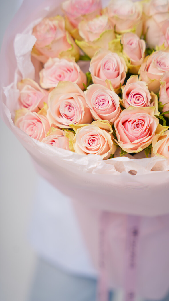 25 нежно-розовых роз в оформлении №37