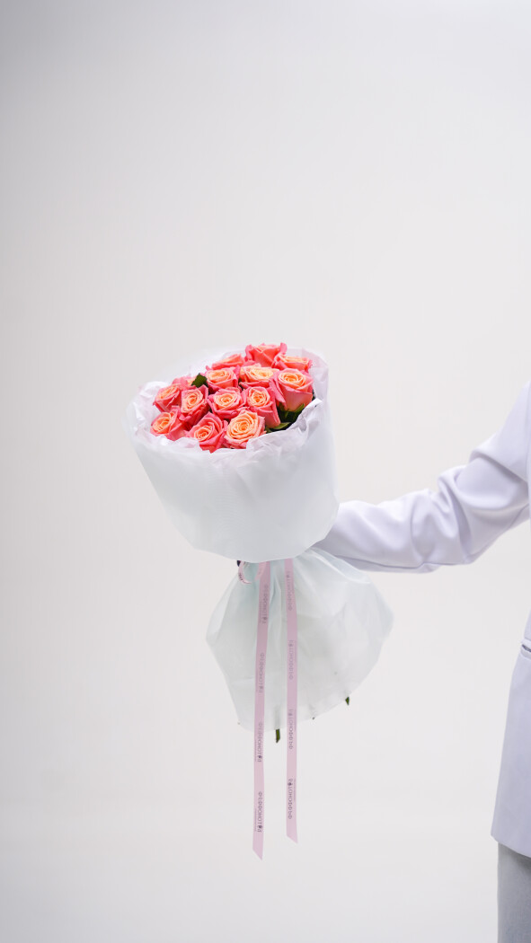 15 коралловых роз в оформлении №235