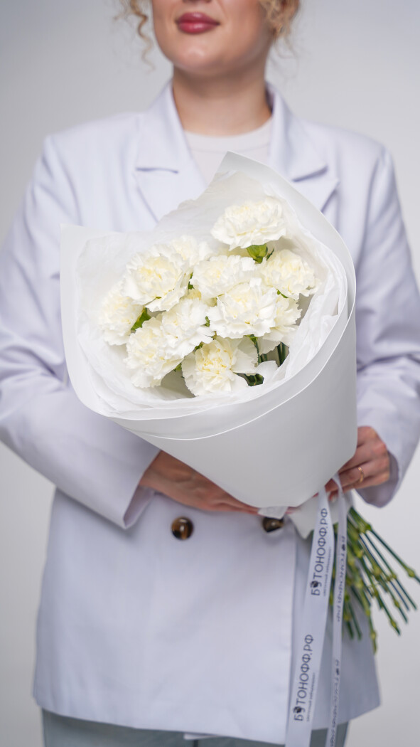 15 белых диантусов в оформлении №103