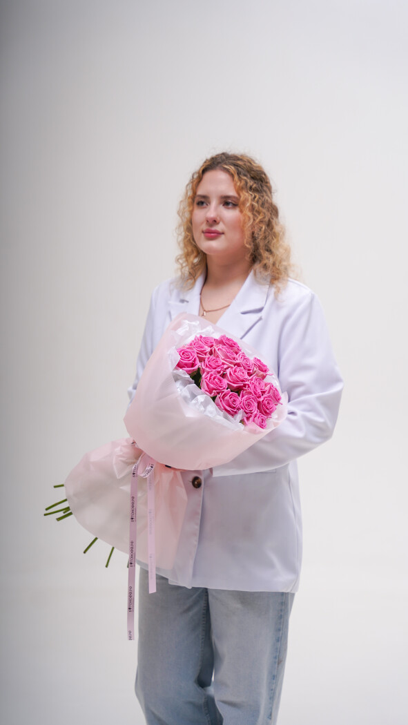 17 розовых роз в оформлении №233