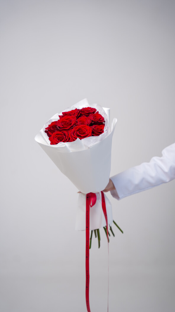 9 красных роз в оформлении №41