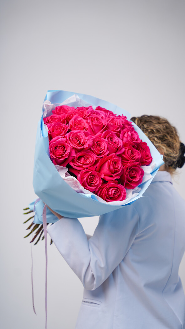 25 малиновых роз в оформлении №67