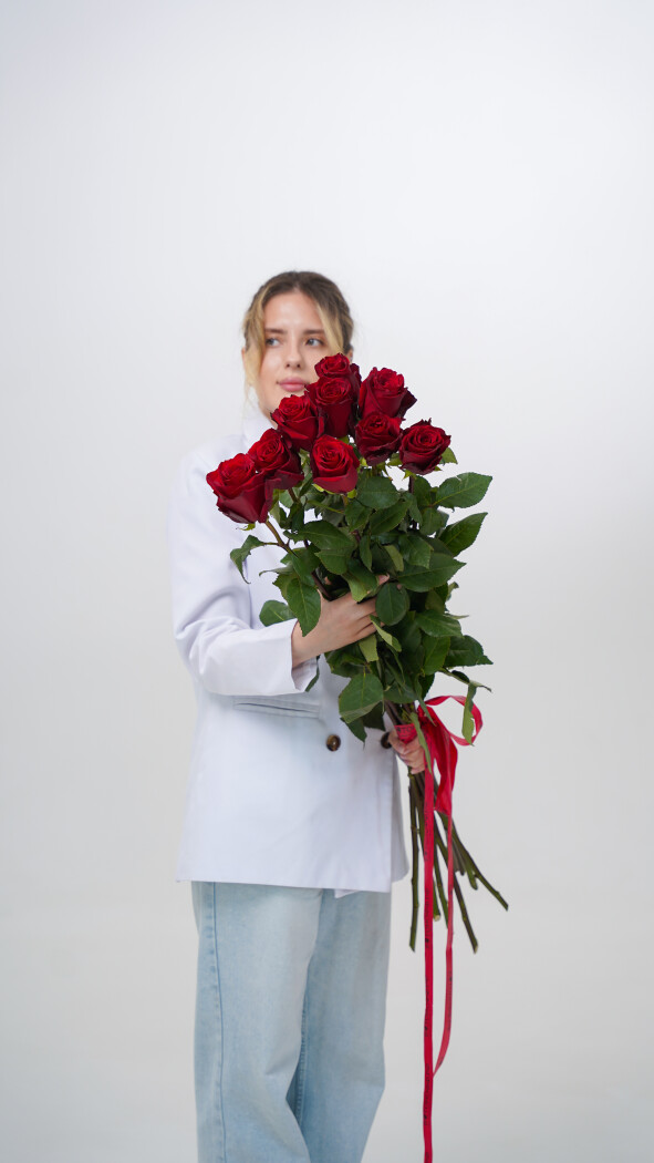 9 красных метровых роз под ленту №47