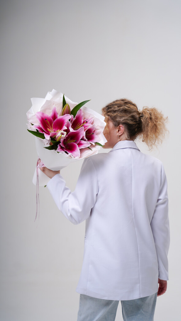 3 розовые лилии в оформлении №179