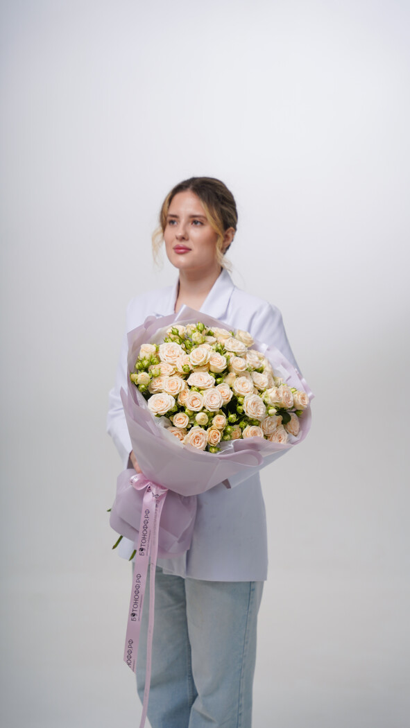 15 светло-розовых кустовых роз в оформлении №22
