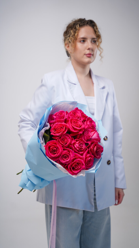 15 малиновых роз в оформлении №66