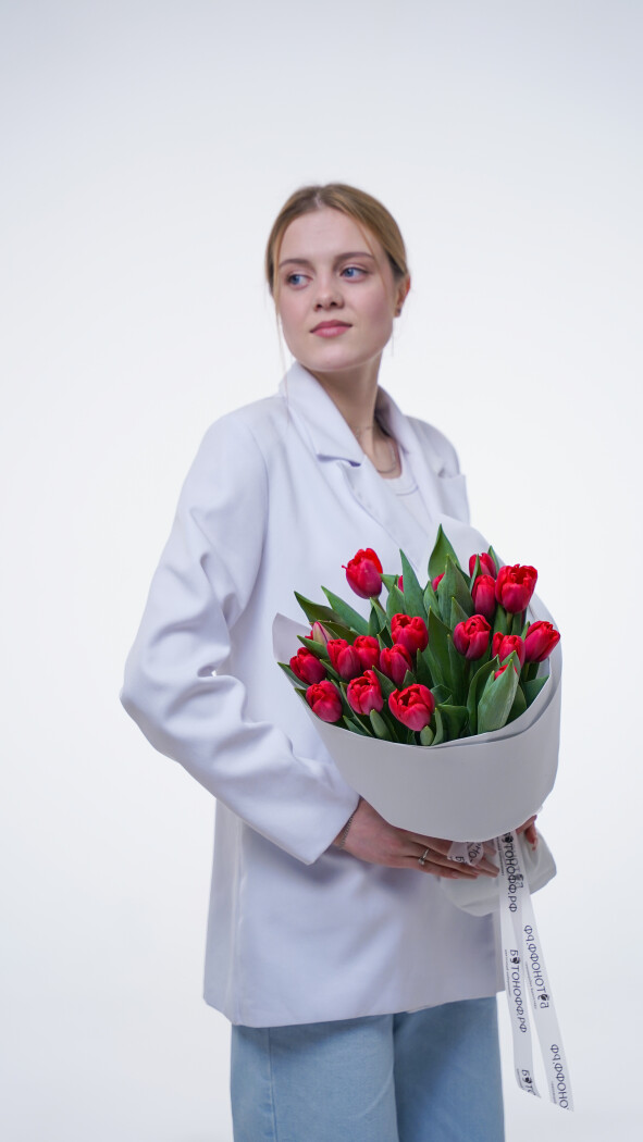 25 красных тюльпанов в оформлении №374