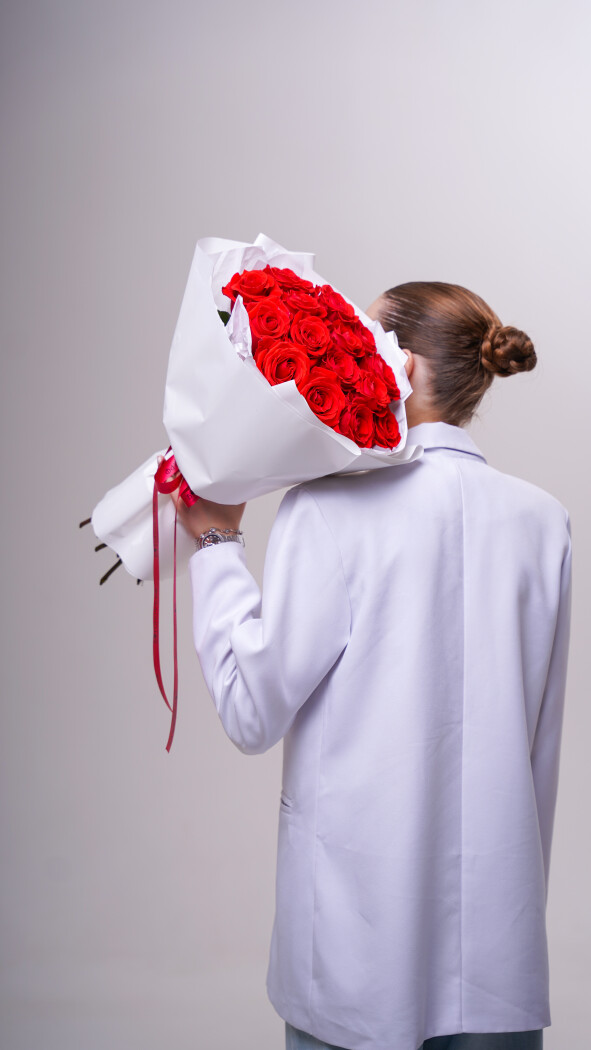 15 алых роз в оформлении №281