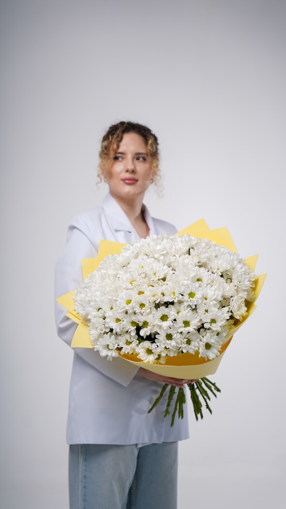 25 белых ромашковых хризантем в оформлении №80